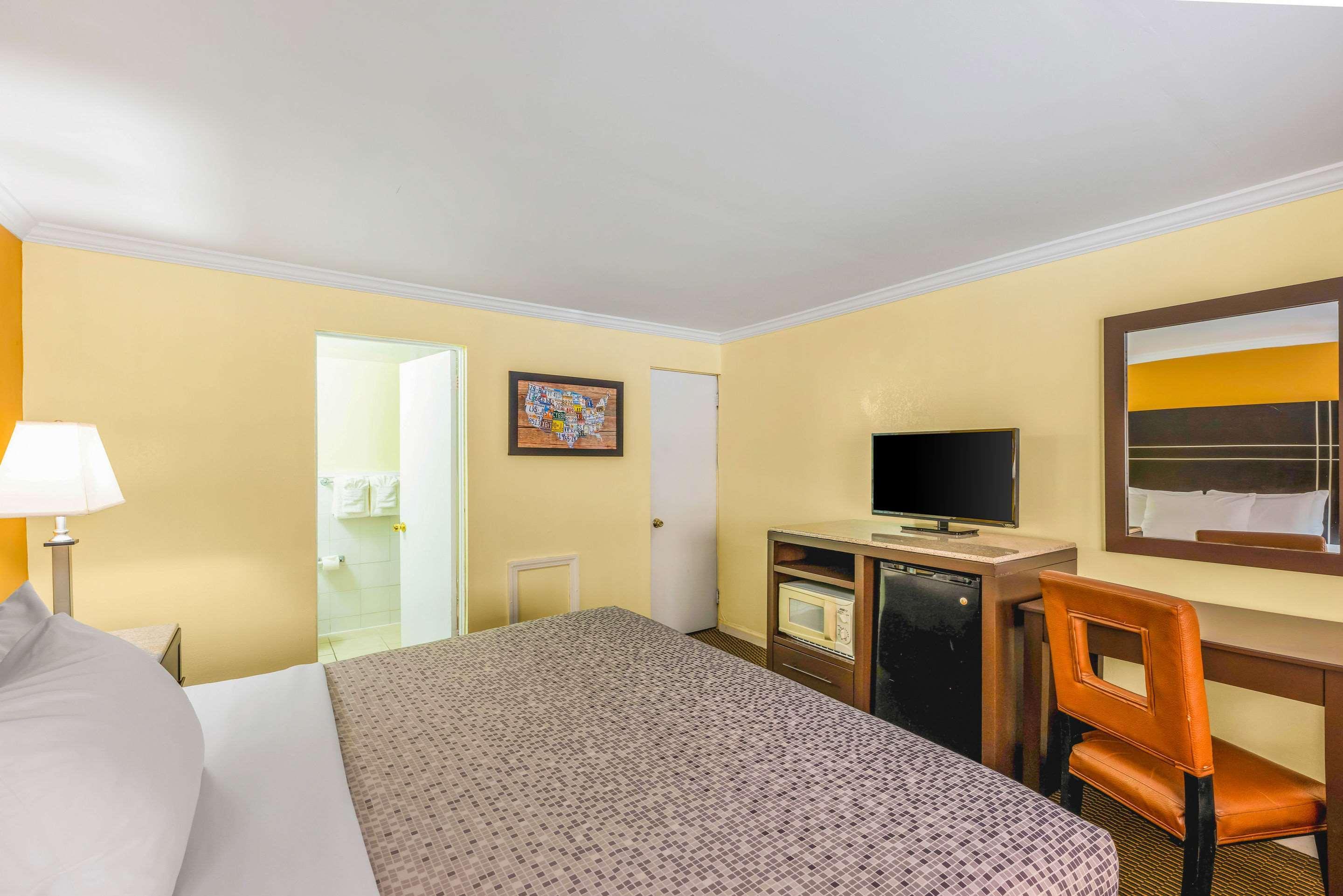 Econo And Boardwalk Lodge *