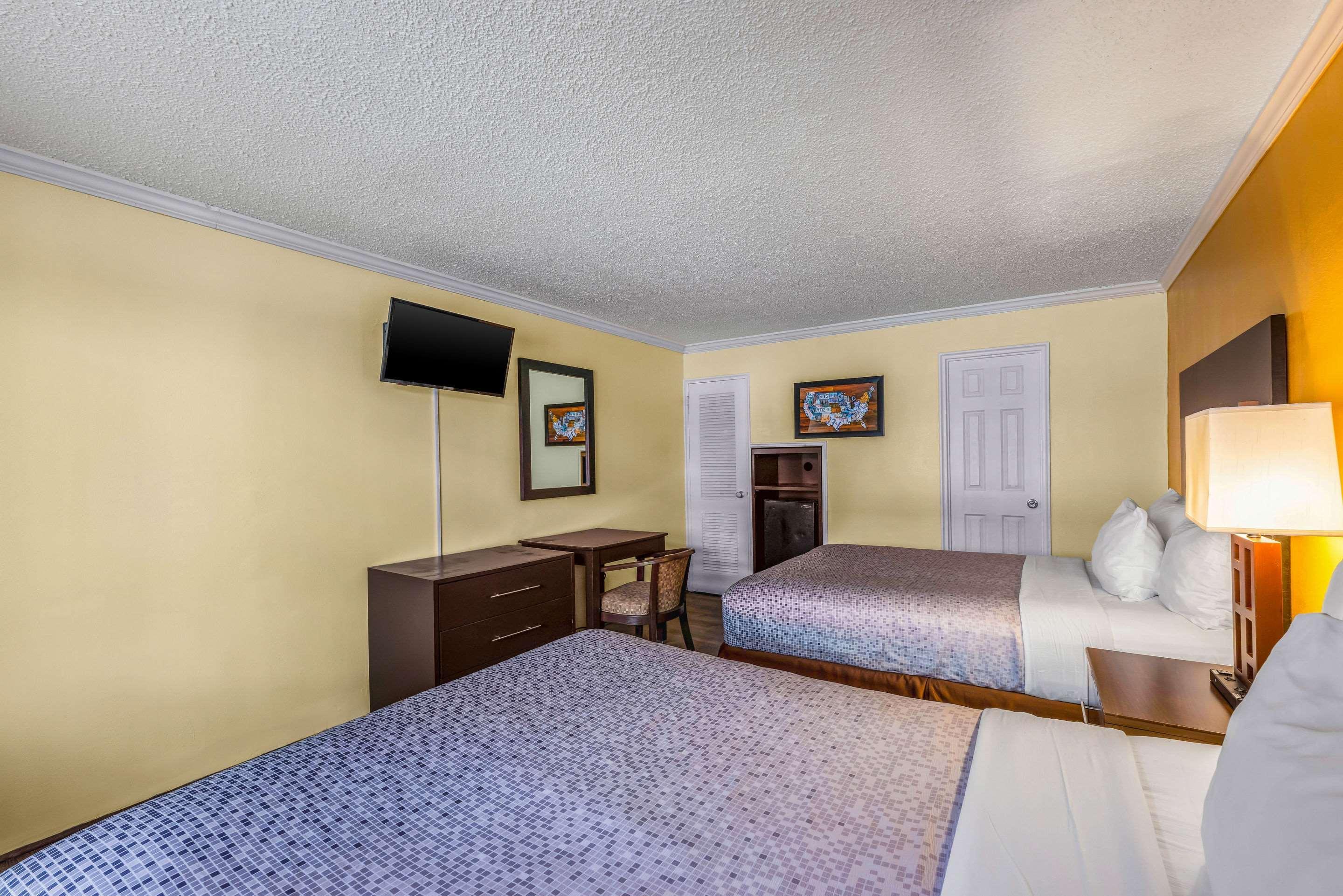 Econo And Boardwalk Lodge *